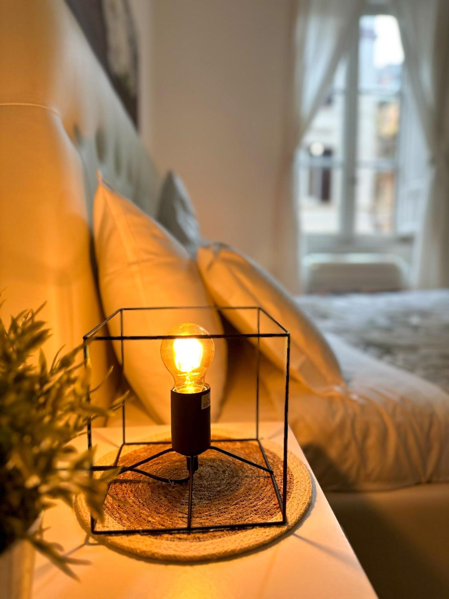 Apartment By The Colosseum - White Chic Flats โรม ภายนอก รูปภาพ