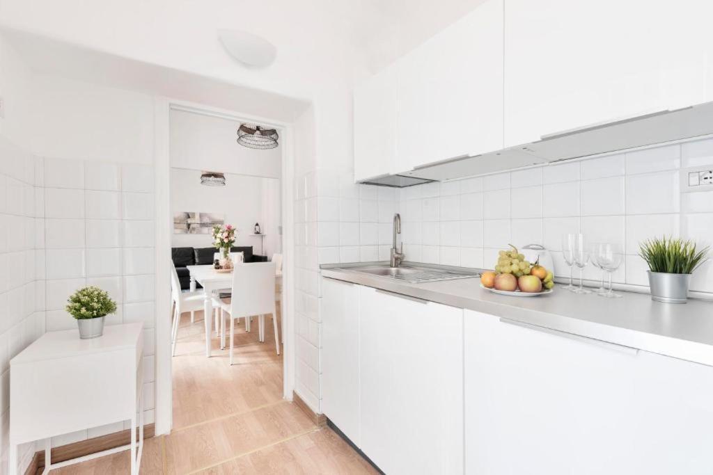 Apartment By The Colosseum - White Chic Flats โรม ภายนอก รูปภาพ
